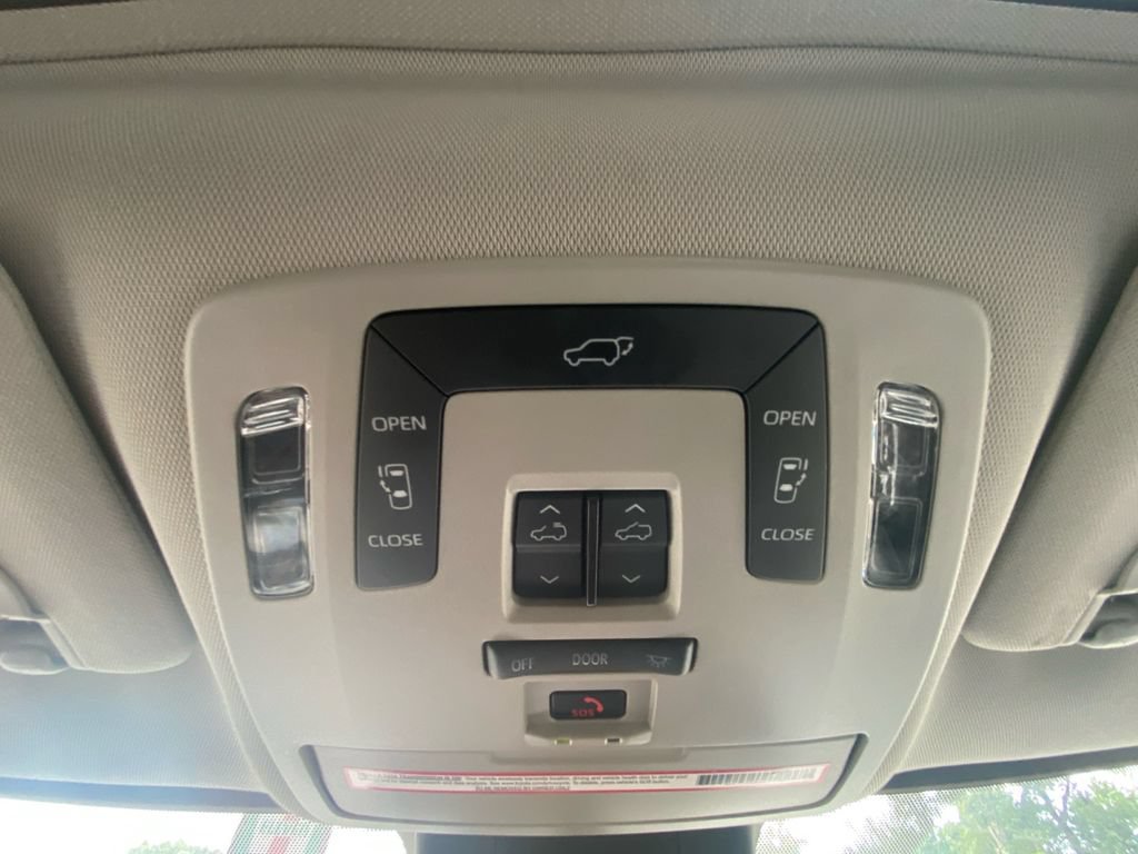 Used 2024 Toyota Sienna XLE FWD image 25
