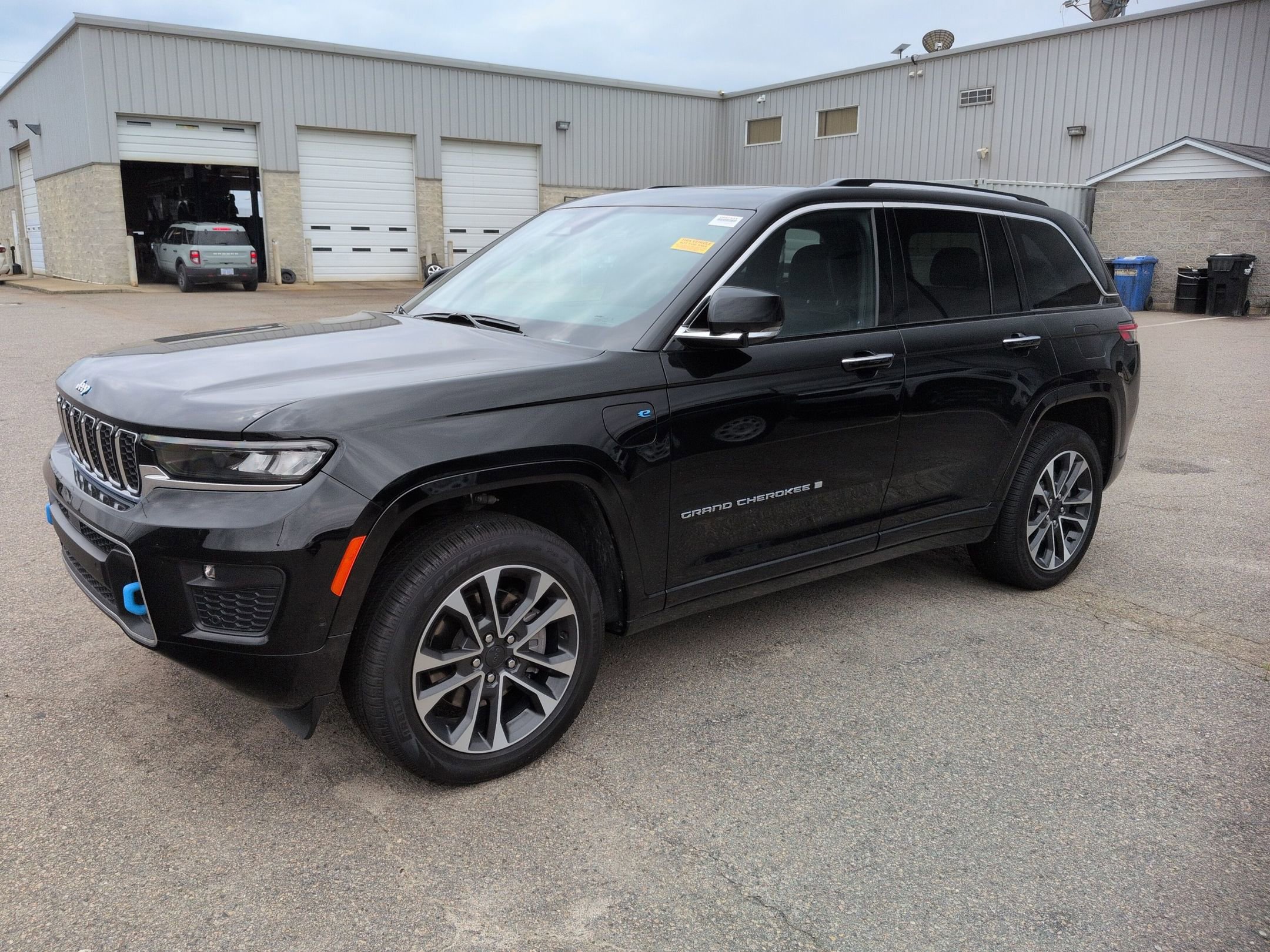 Used 2023 Jeep Grand Cherokee Overland AWD/4WD image 3