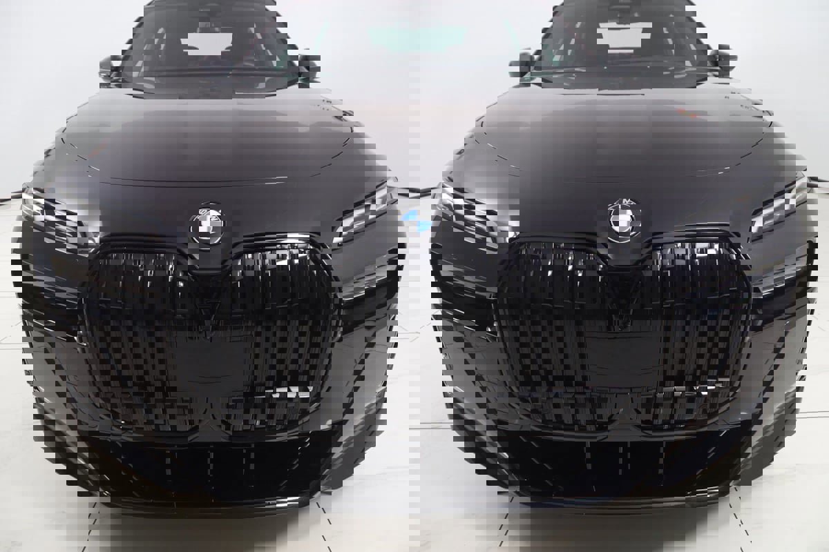 Used 2023 BMW 740i w/ Parking Assistance Package image 55