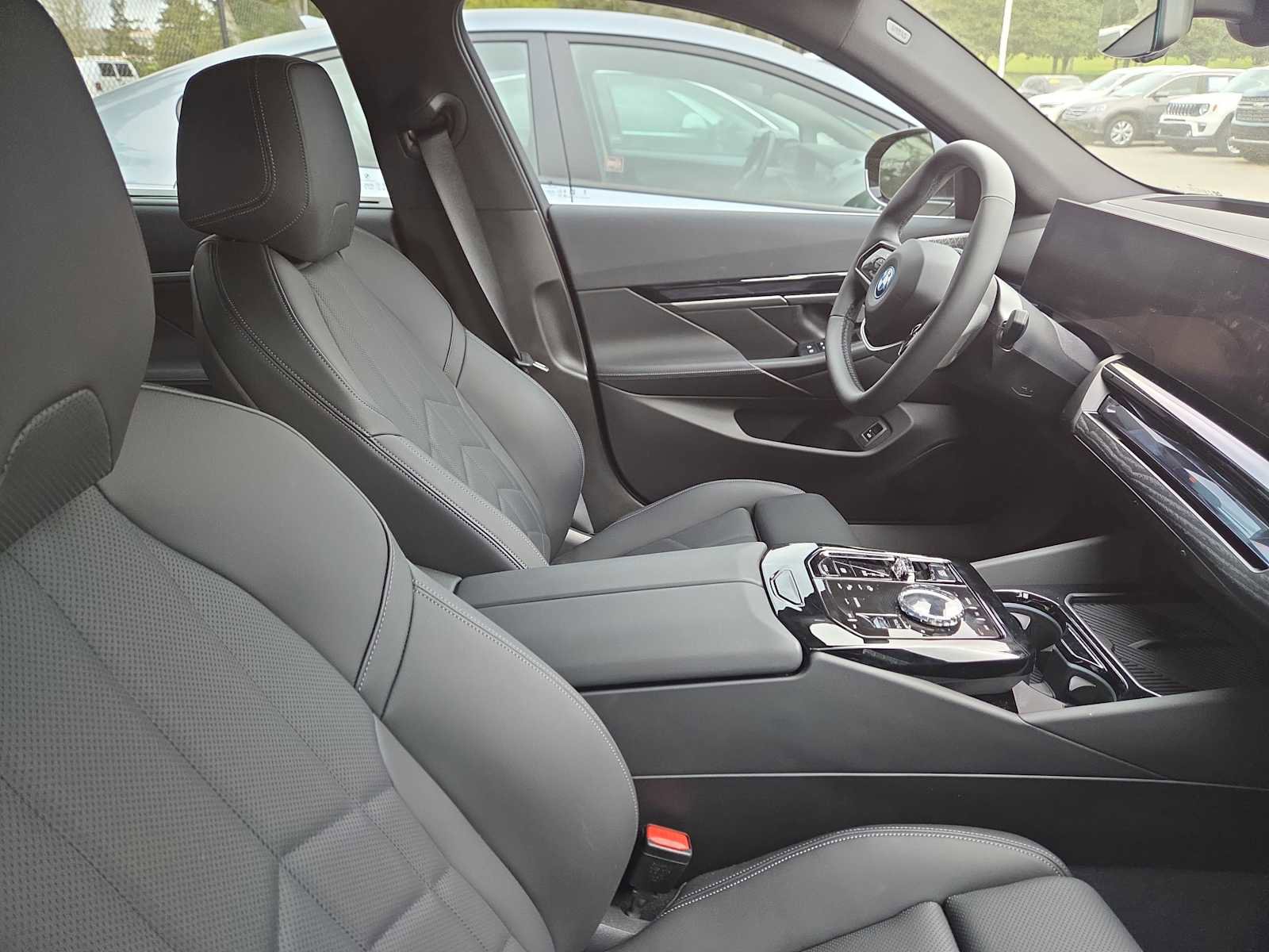 Used 2024 BMW i5 eDrive40i w/ Executive Package image 11