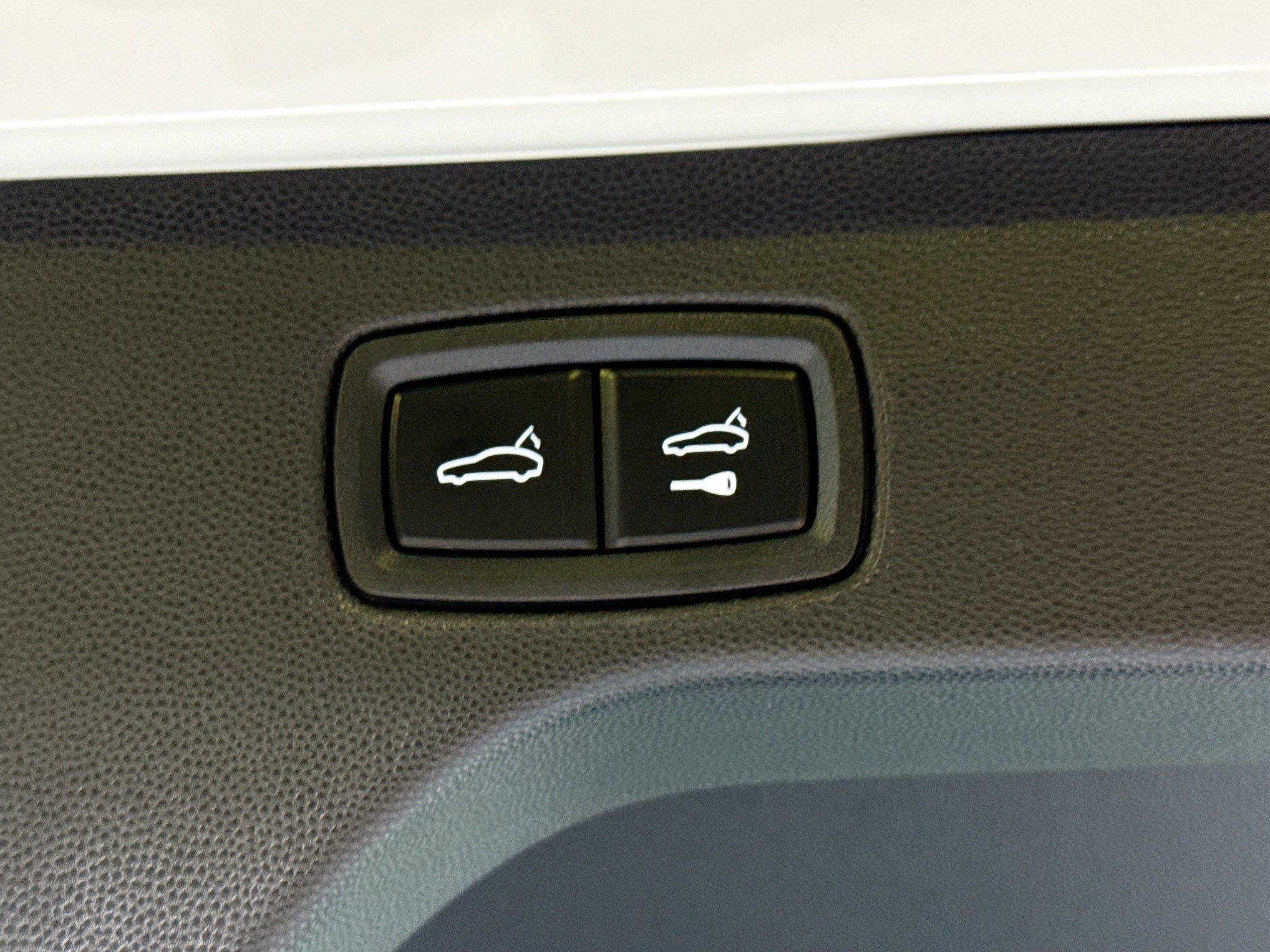 Certified 2025 Porsche Macan 4 Electric image 14