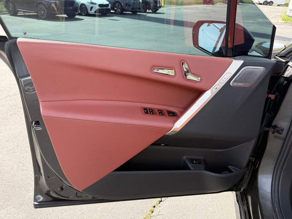 Used 2023 BMW iX xDrive50 w/ Premium Package image 9