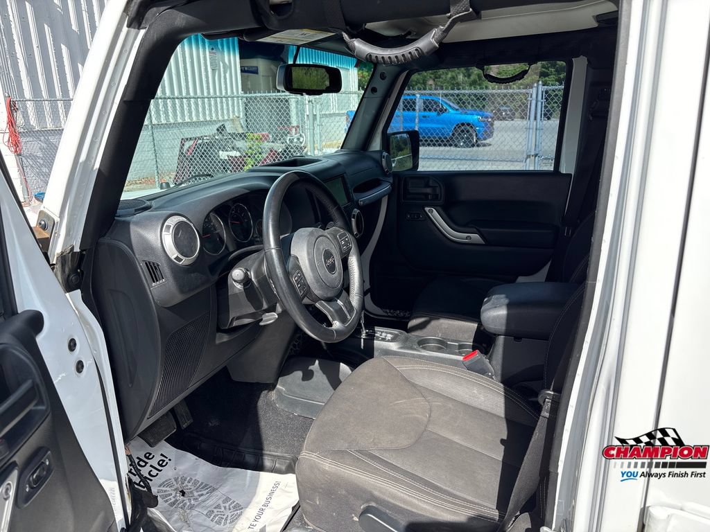 Used 2018 Jeep Wrangler Unlimited Sahara w/ Connectivity Group AWD/4WD image 12