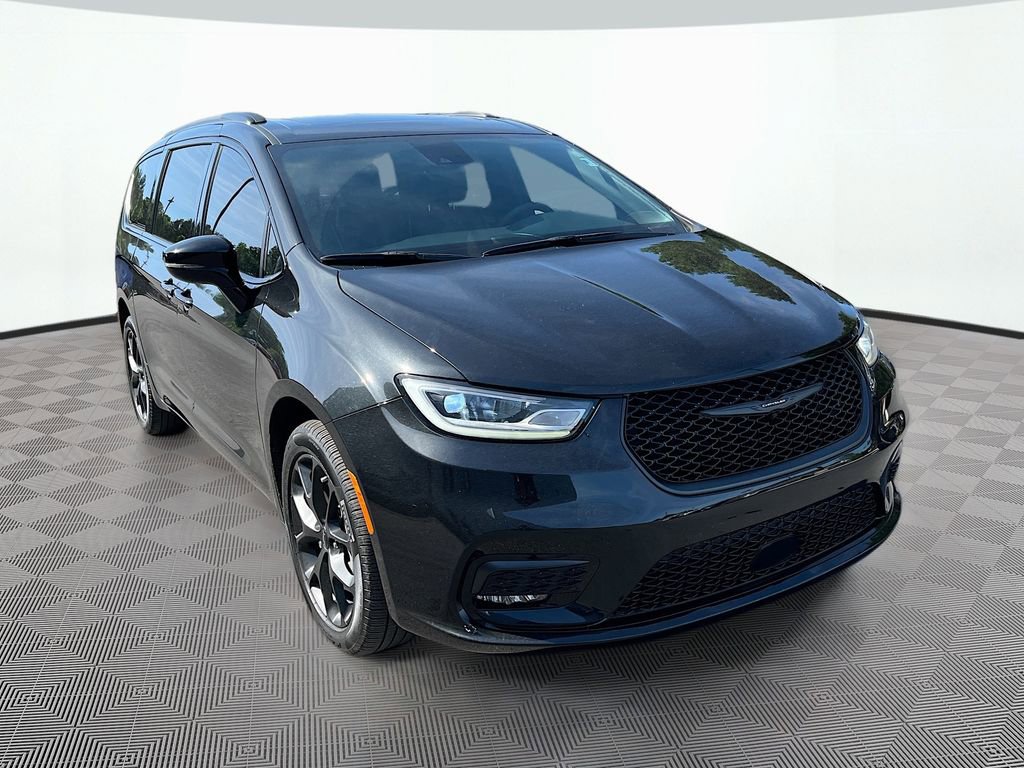 Used 2023 Chrysler Pacifica Limited w/ S Appearance Package AWD/4WD video 3