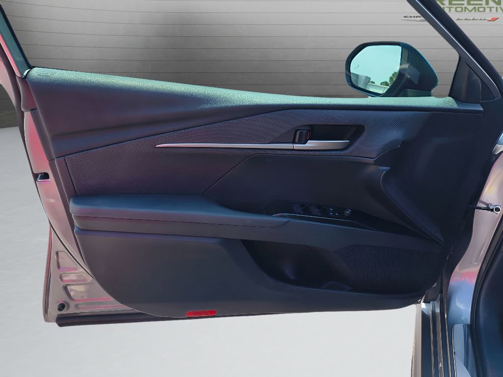 Used 2025 Toyota Camry SE image 14