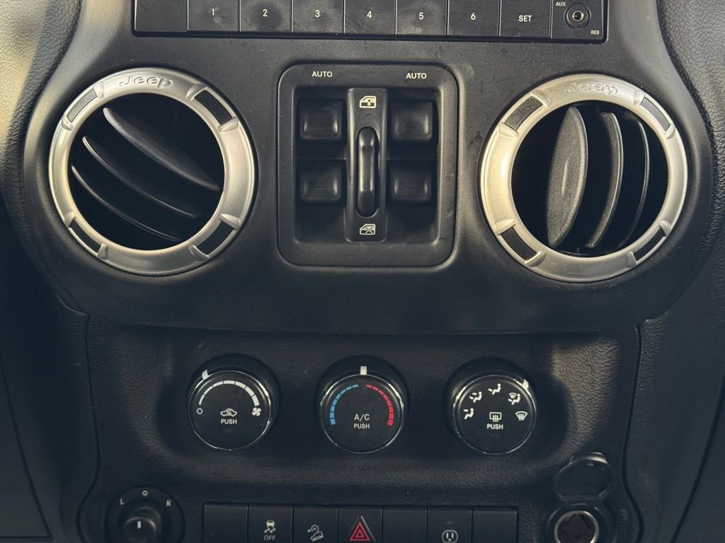 Used 2018 Jeep Wrangler Unlimited Sahara image 38