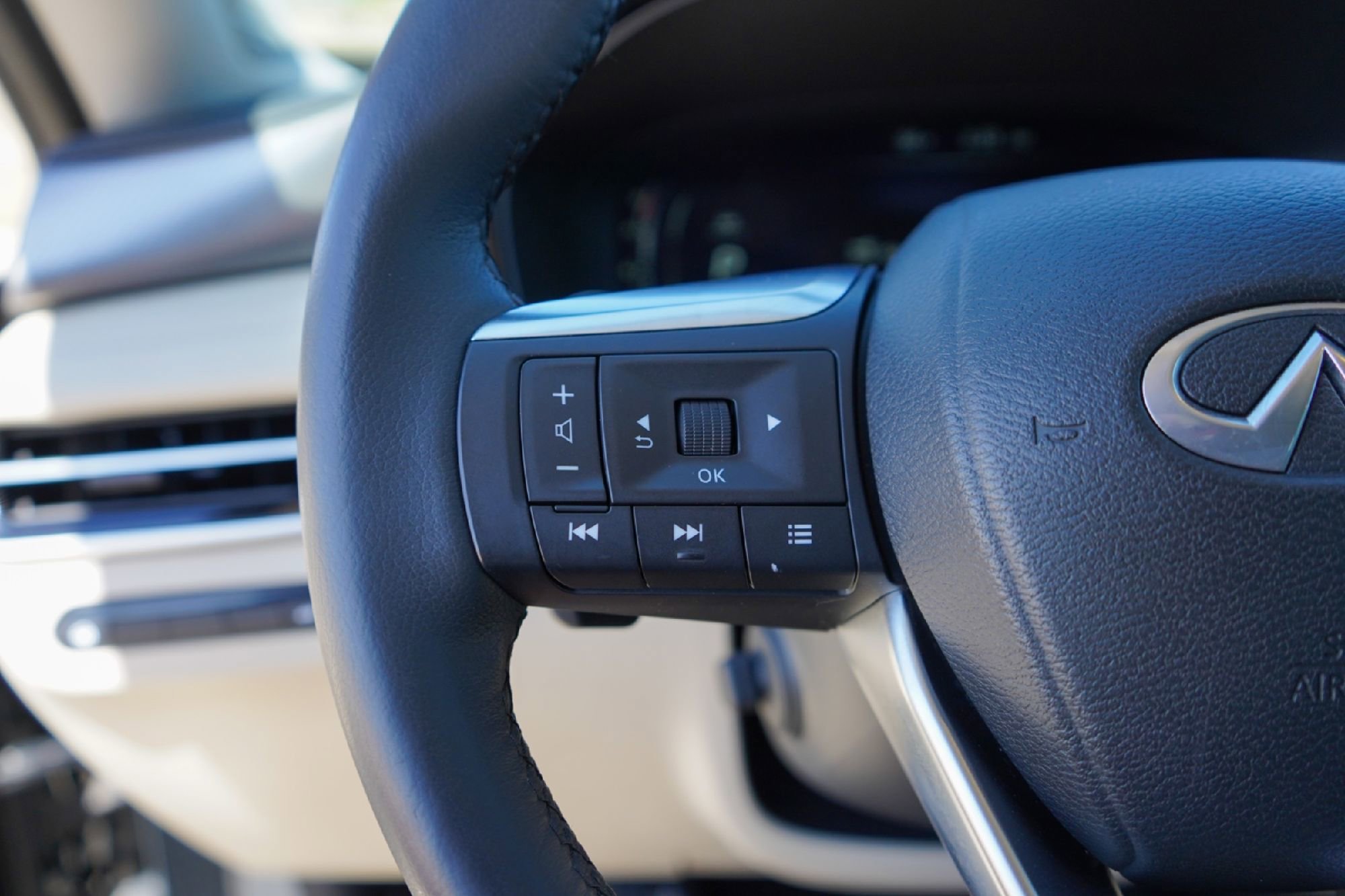 Certified 2023 INFINITI QX60 Luxe w/ Performance Audio Package image 12