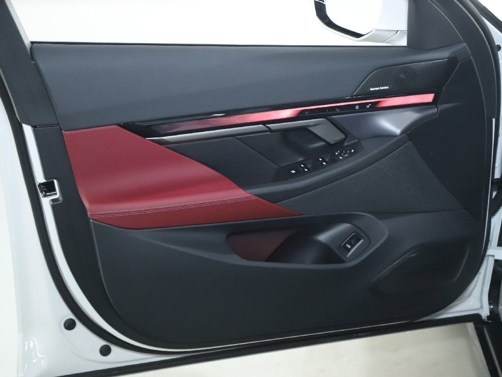 Used 2025 BMW i5 xDrive40 w/ Premium Package image 17