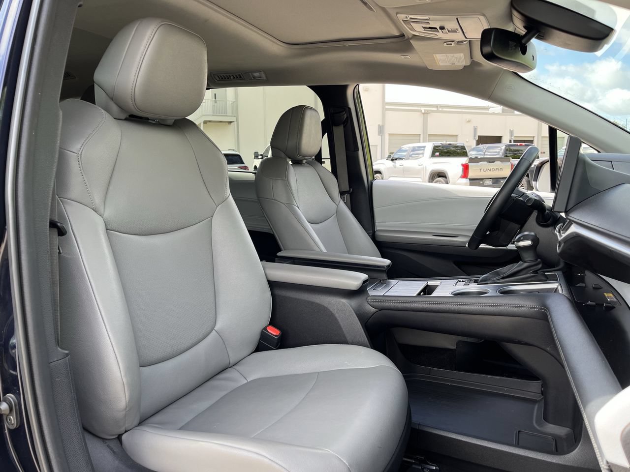 Used 2025 Toyota Sienna XLE FWD image 25