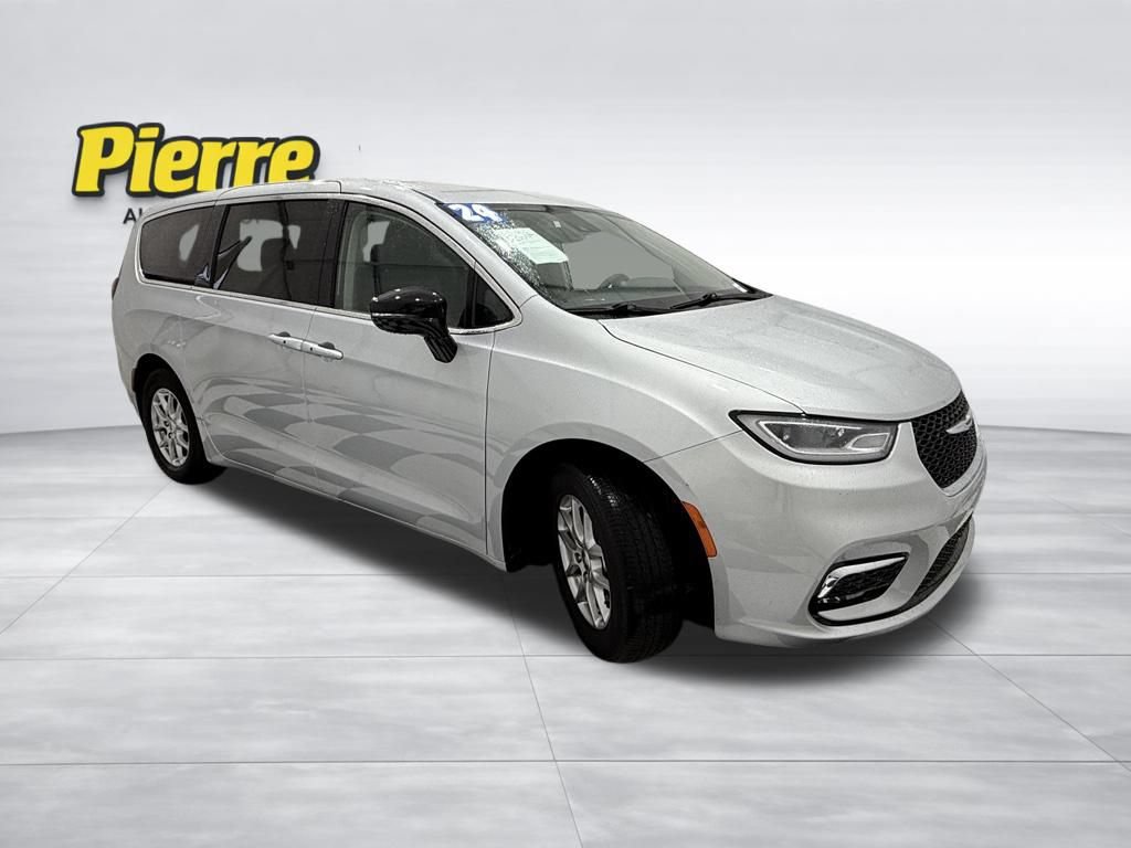 Used 2024 Chrysler Pacifica Touring-L FWD image 8