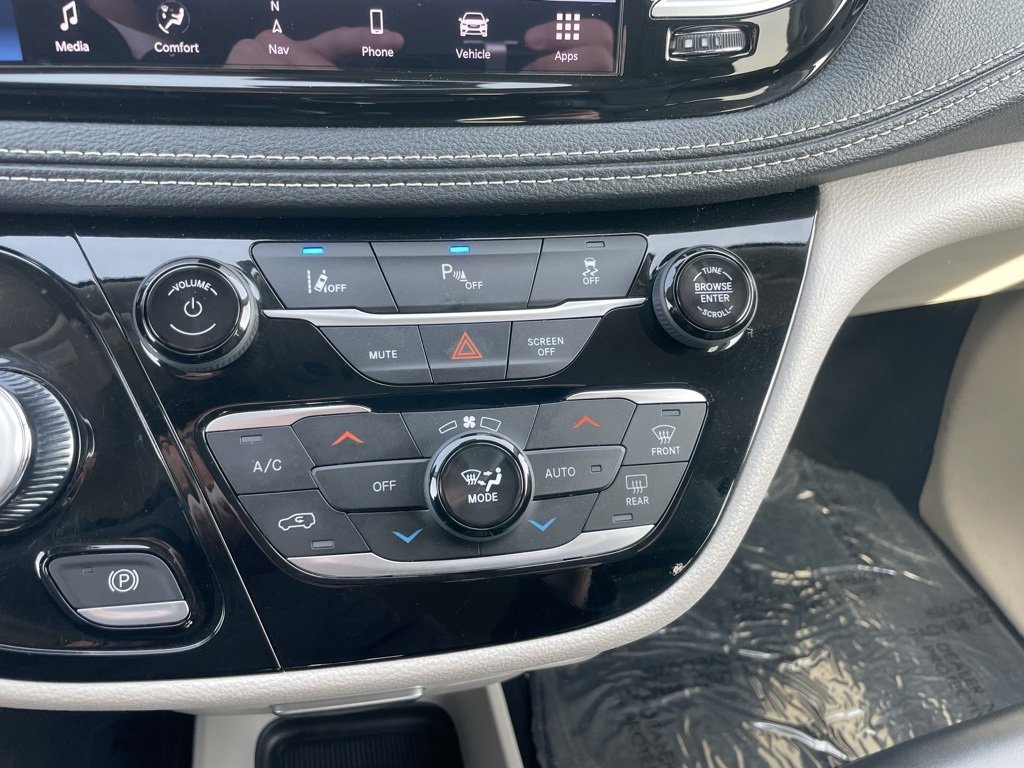 Used 2024 Chrysler Pacifica Select image 12