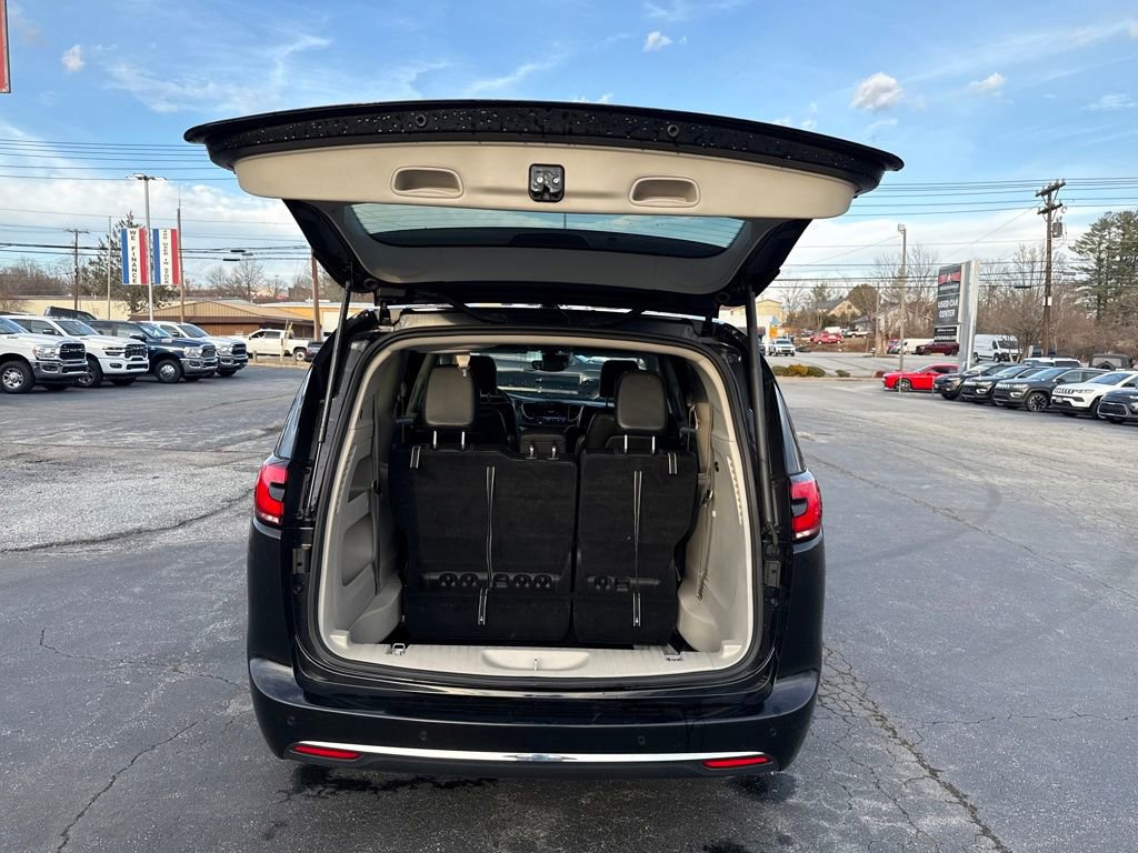 Used 2024 Chrysler Pacifica Touring-L image 35