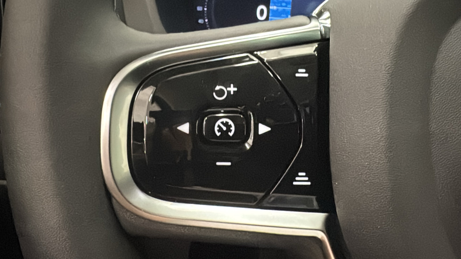 New 2027 Volvo XC60 B5 Plus AWD/4WD image 13