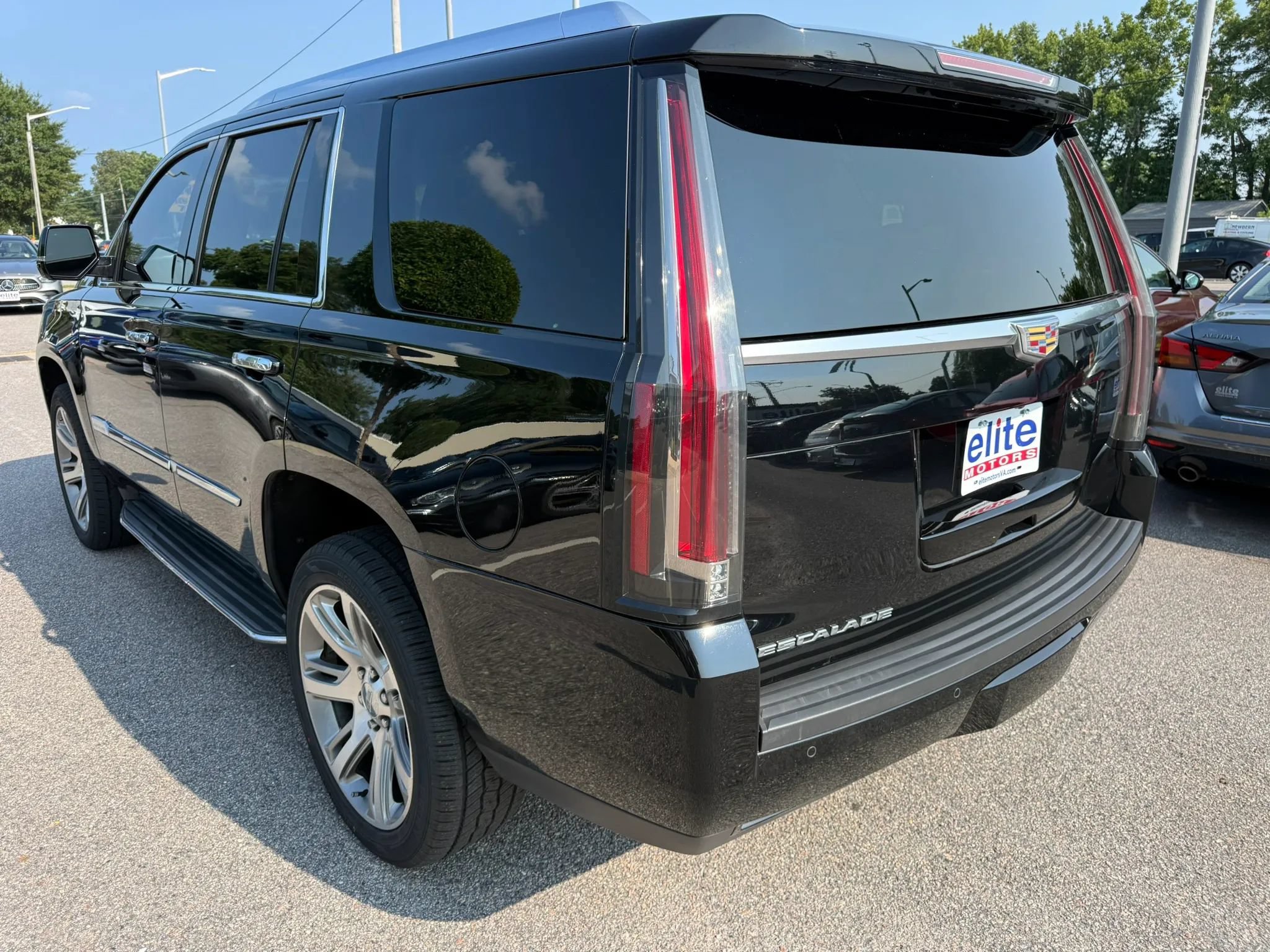 Used 2016 Cadillac Escalade Luxury AWD/4WD image 5