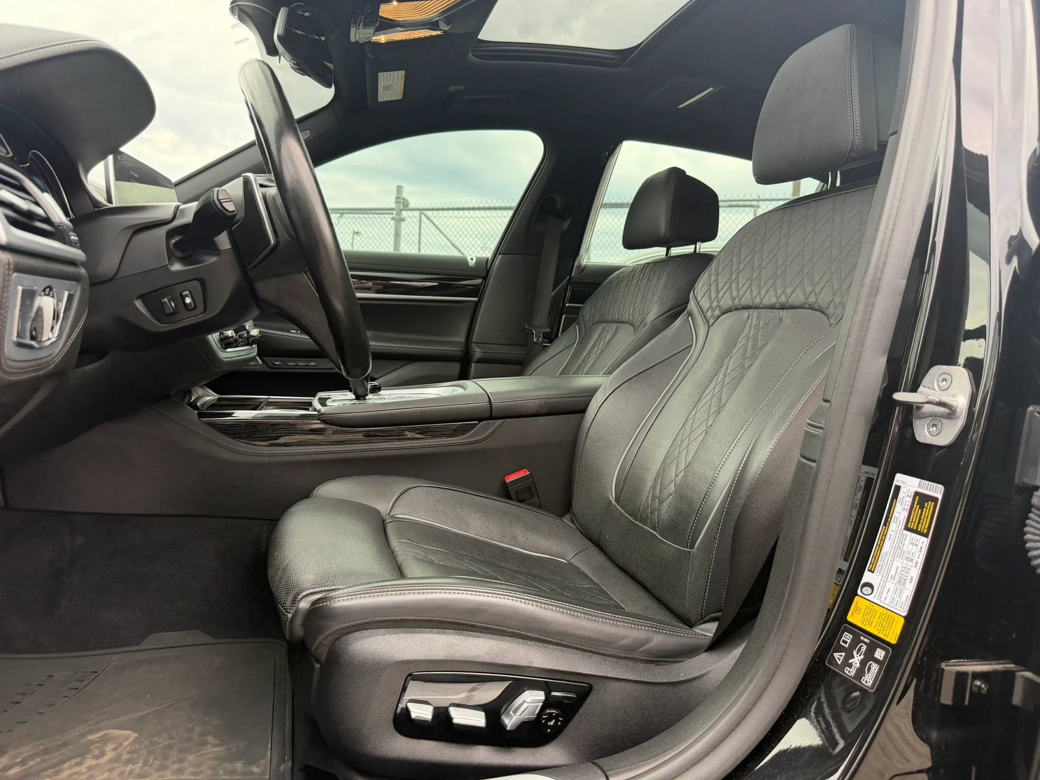 Used 2019 BMW 750i xDrive w/ Executive Package AWD/4WD image 10