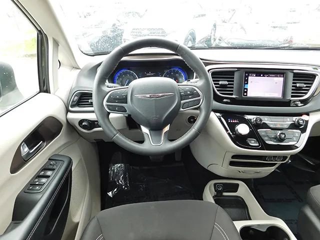 Used 2023 Chrysler Voyager LX image 11