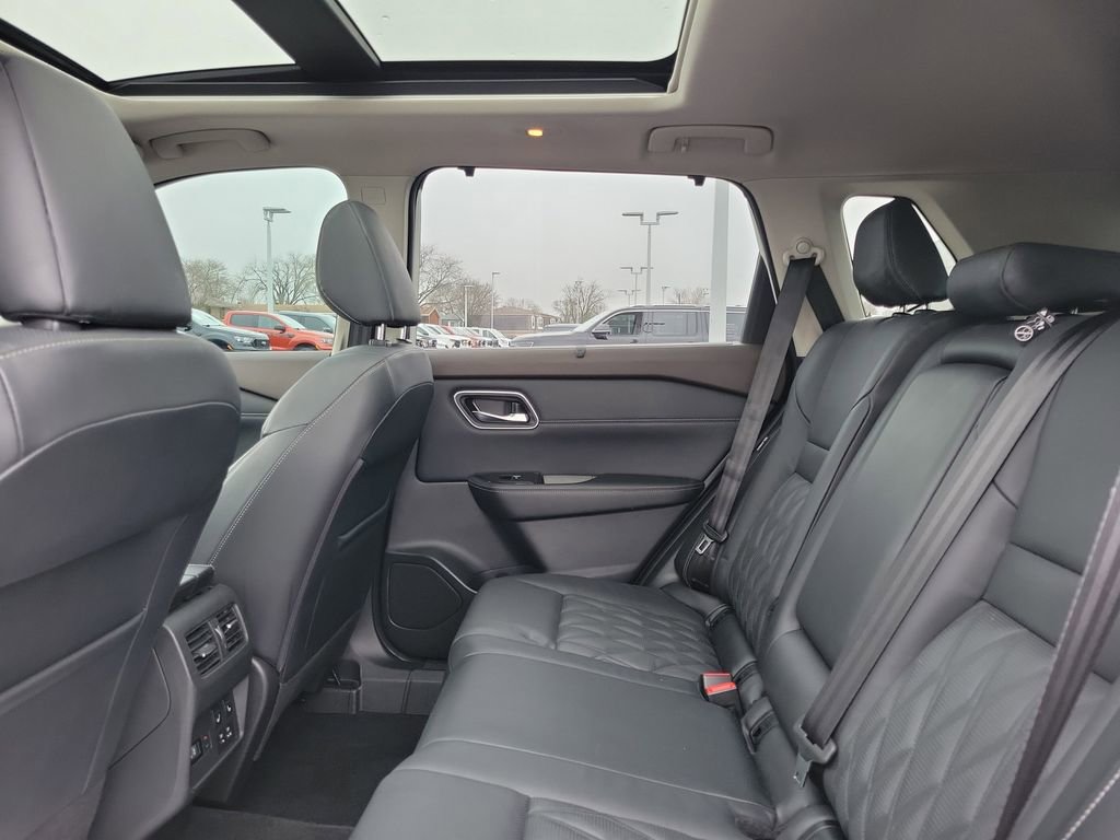 Used 2021 Nissan Rogue Platinum image 13