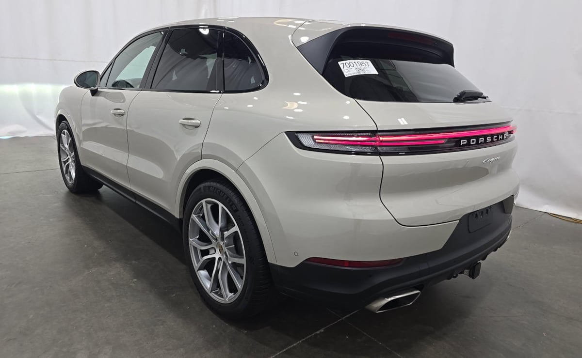 Used 2024 Porsche Cayenne AWD/4WD image 4