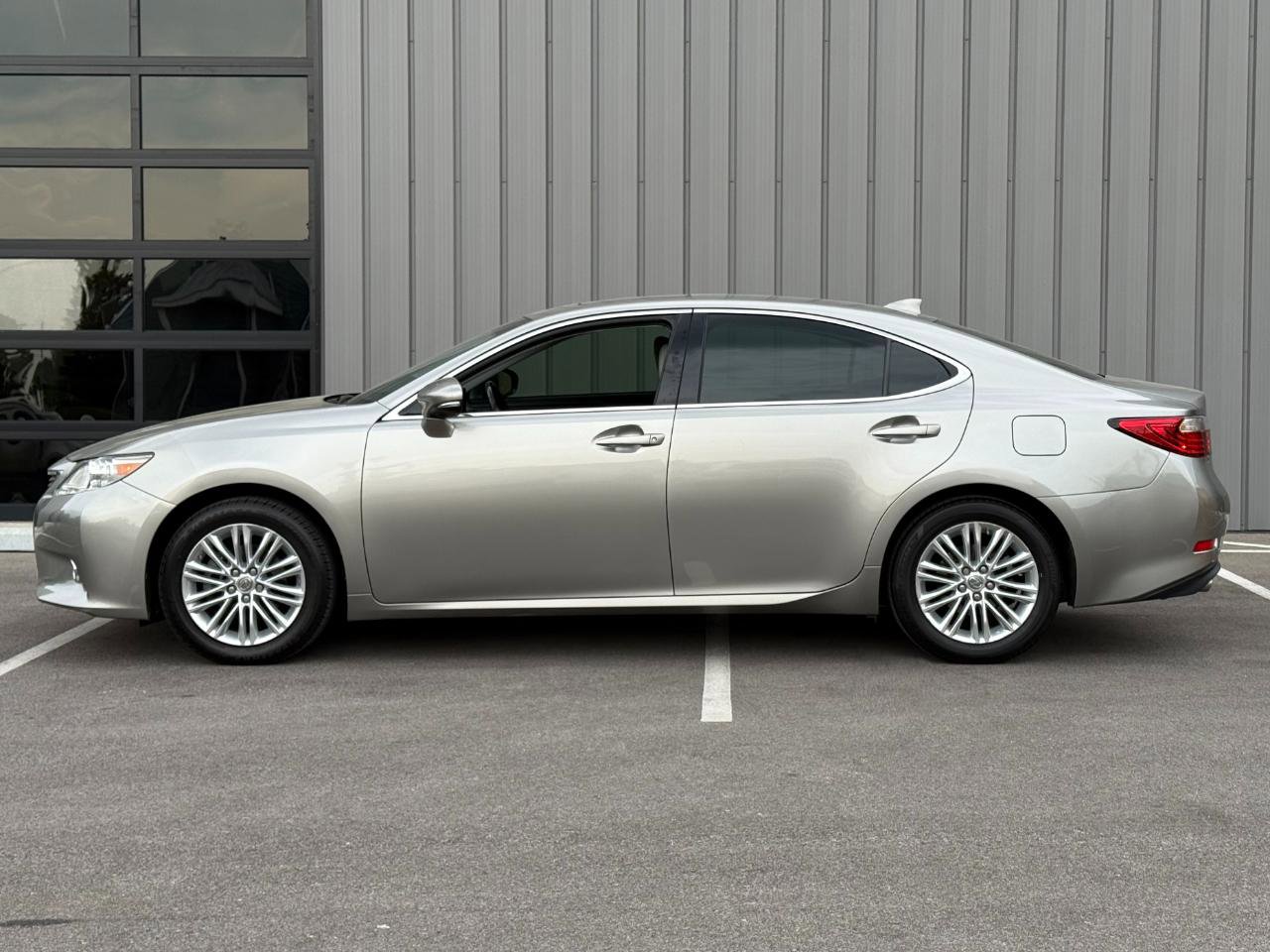 Used 2015 Lexus ES 350 w/ Ultra Luxury Package w/ Luxury Package FWD image 8