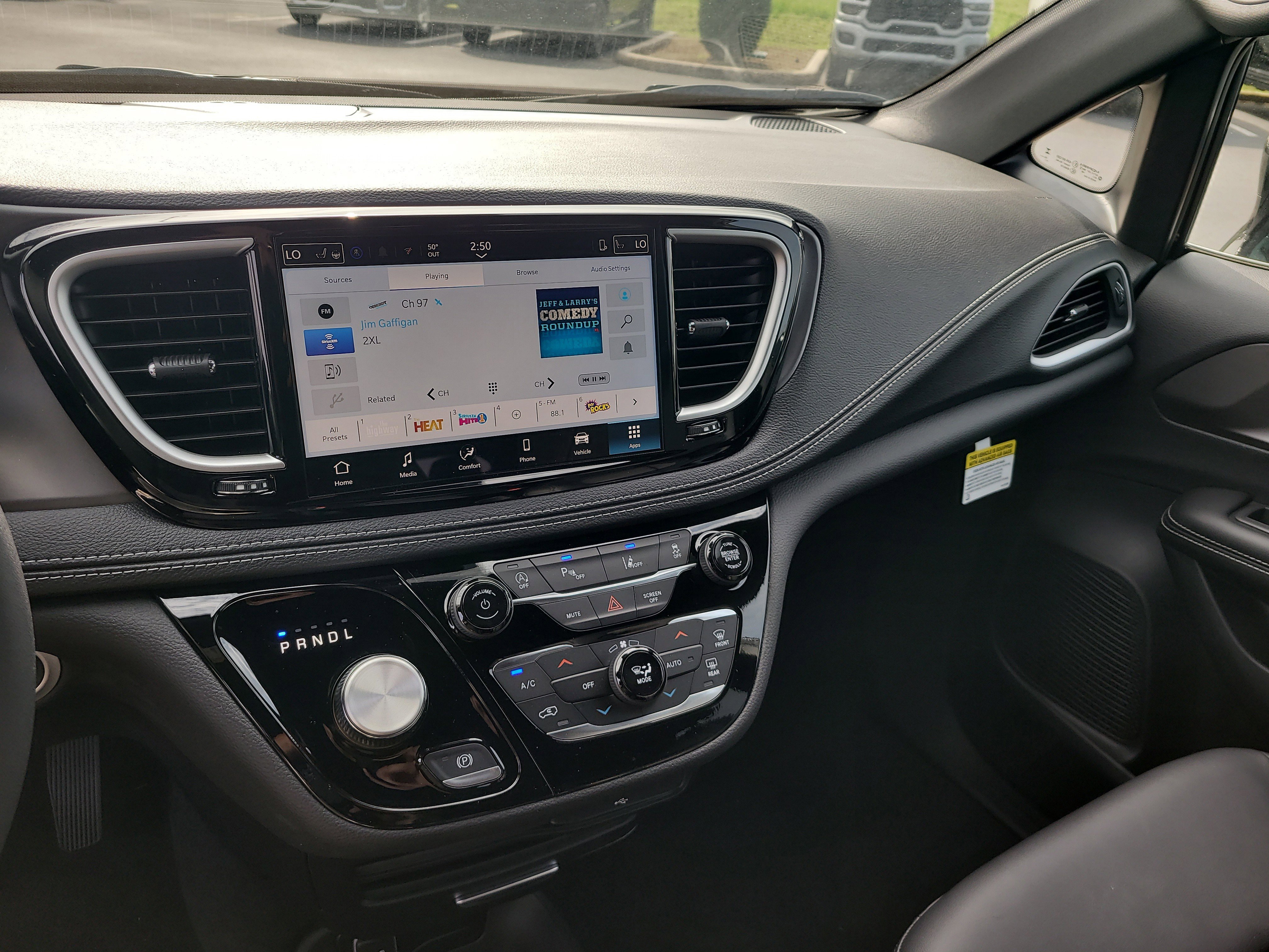 Used 2026 Chrysler Pacifica Select FWD image 18
