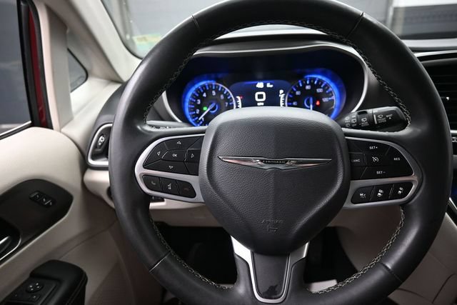 Used 2023 Chrysler Pacifica Touring-L FWD image 8