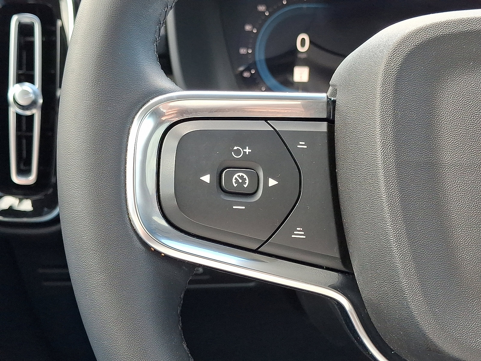 Used 2023 Volvo XC40 B5 Plus w/ Climate Package AWD/4WD image 22