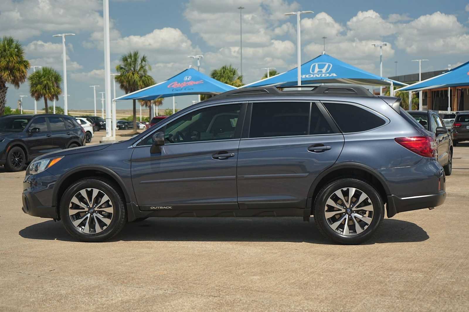 Used 2017 Subaru Outback 3.6R Limited AWD/4WD image 3