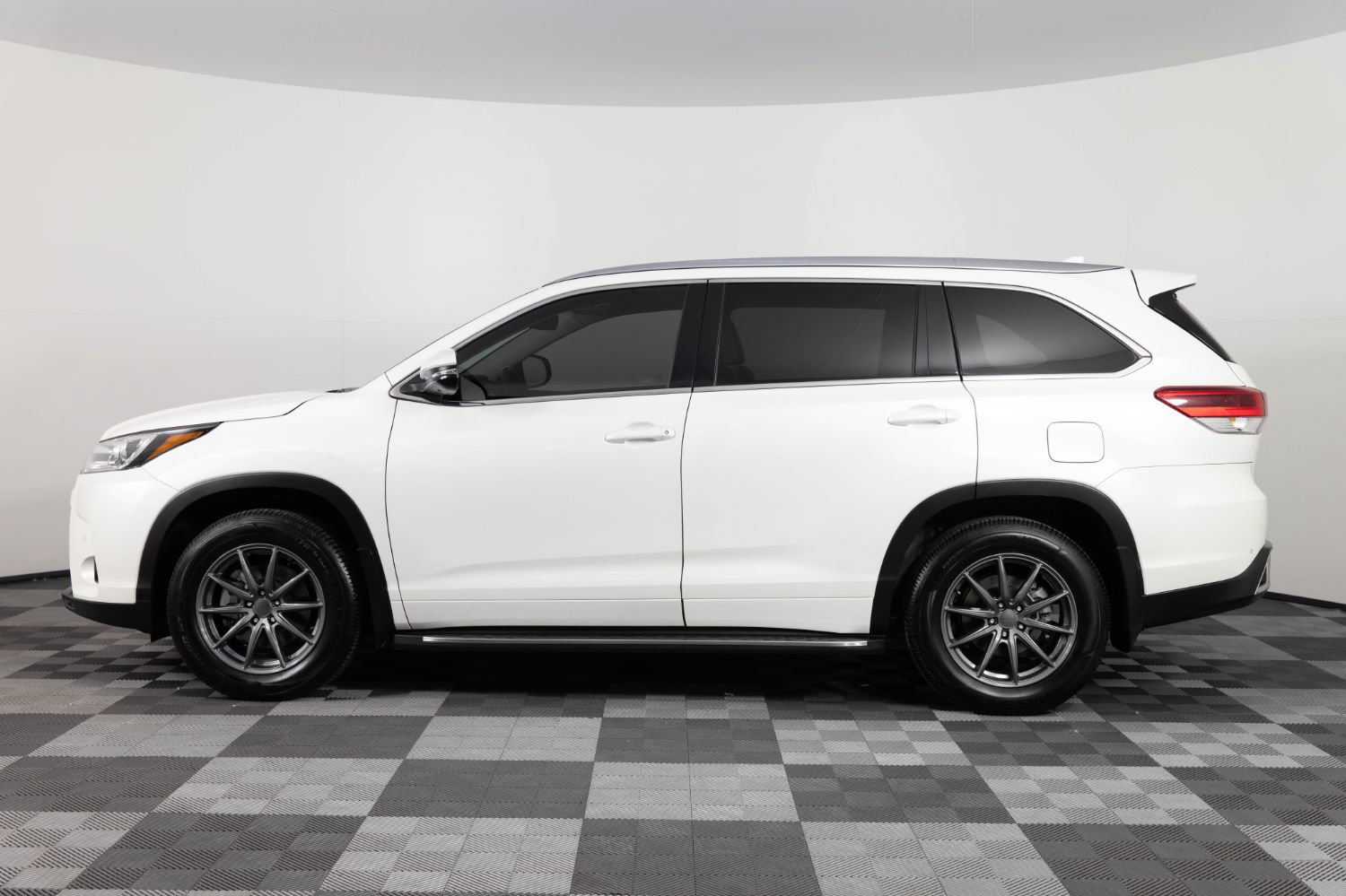 Used 2019 Toyota Highlander Limited Platinum AWD/4WD image 3
