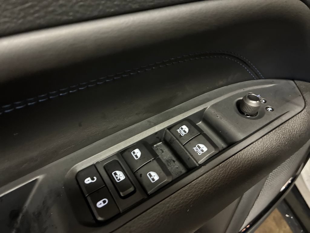 New 2025 Jeep Compass Latitude w/ Sun & Sound Group AWD/4WD image 12
