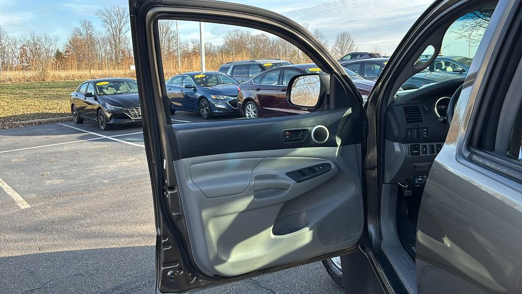 Used 2015 Toyota Tacoma Base image 11