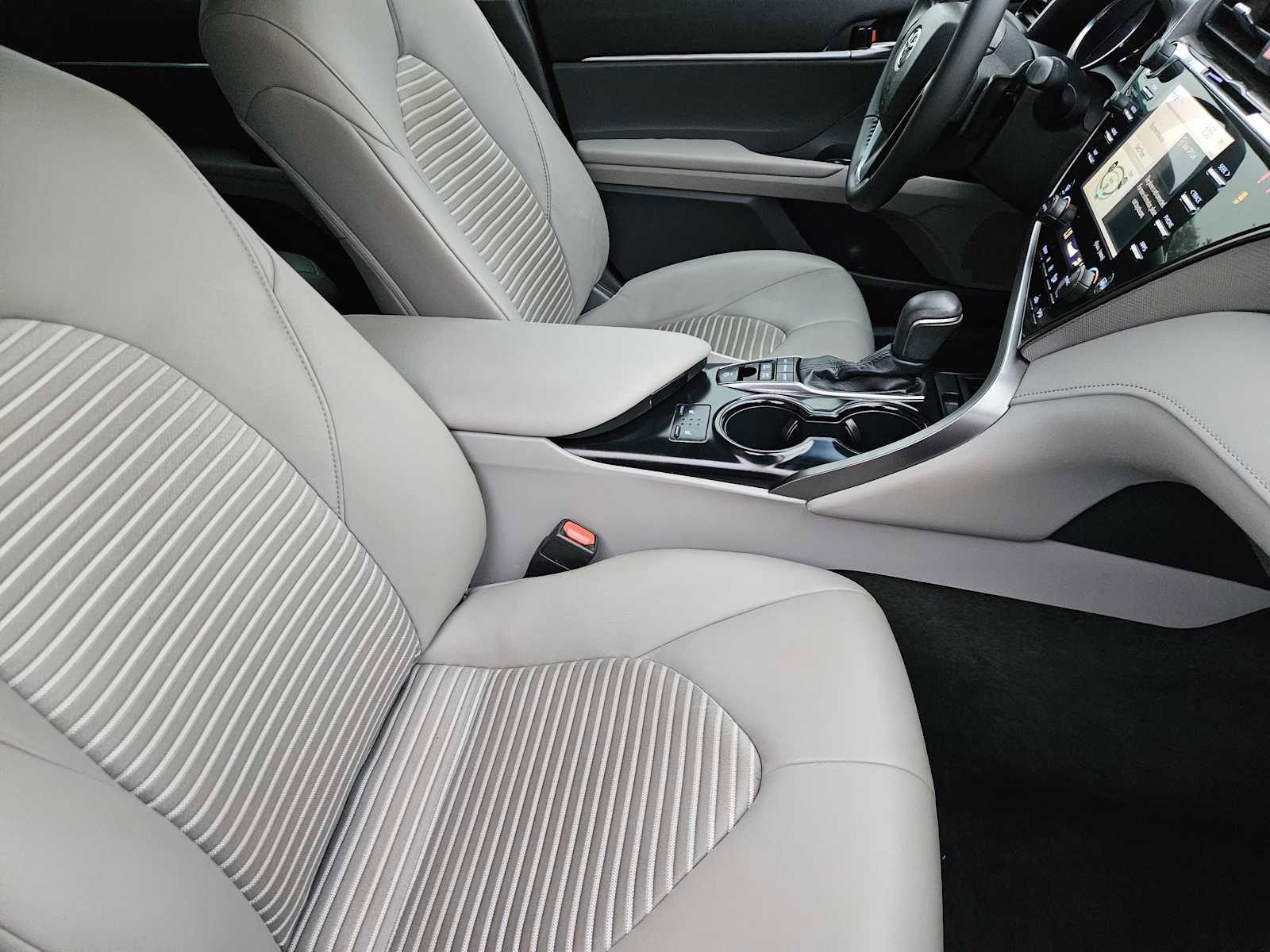 Used 2019 Toyota Camry SE w/ Sunroof Package image 14