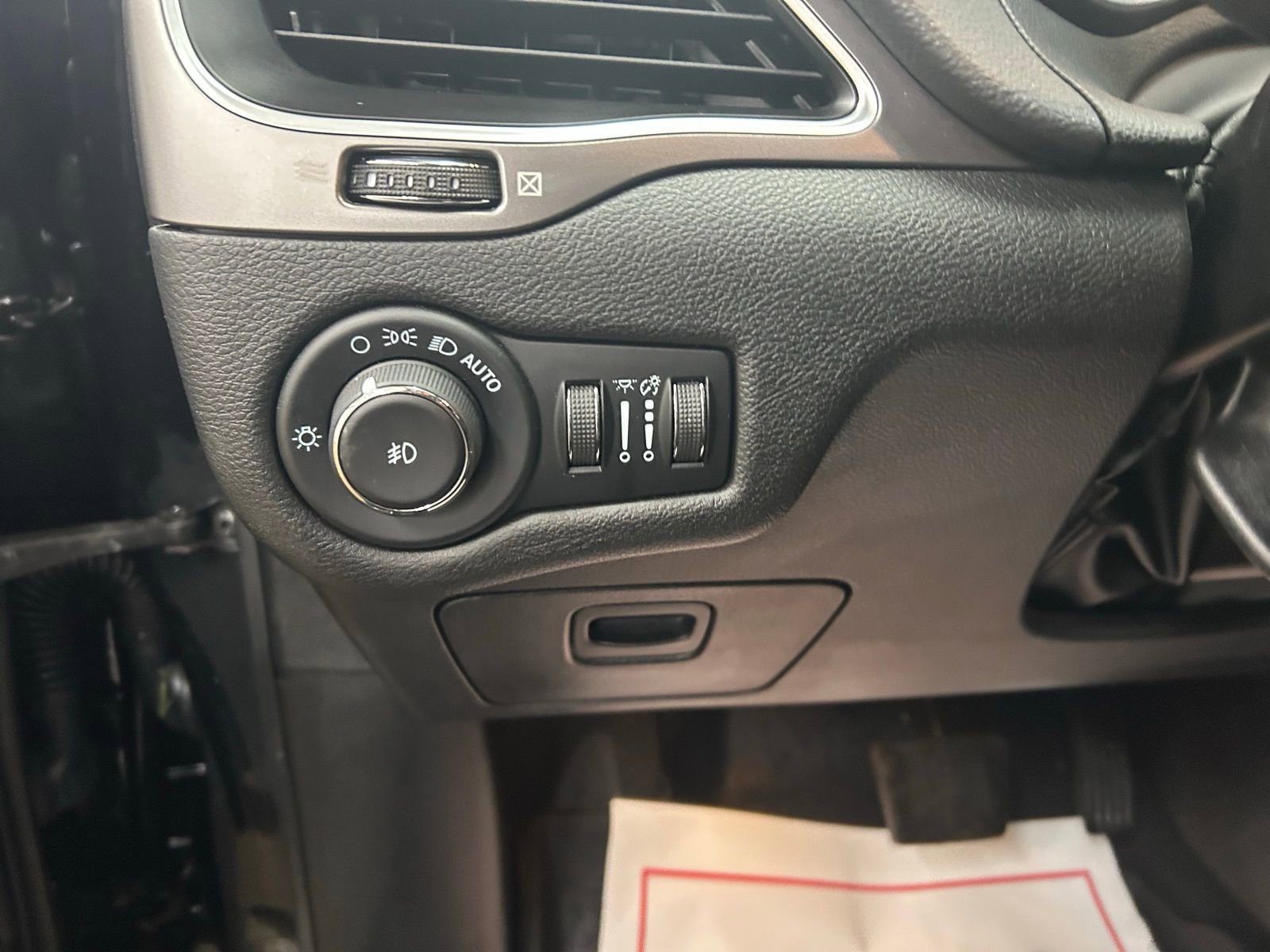 Certified 2021 Jeep Cherokee Latitude Lux w/ Sun & Sound Group image 14