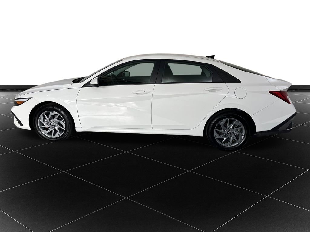 Used 2025 Hyundai Elantra Blue FWD image 2
