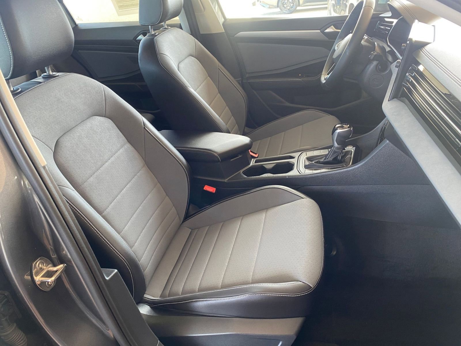 Used 2025 Volkswagen Jetta SE image 38