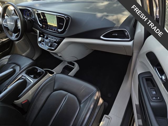 Used 2023 Chrysler Pacifica Touring-L FWD image 7