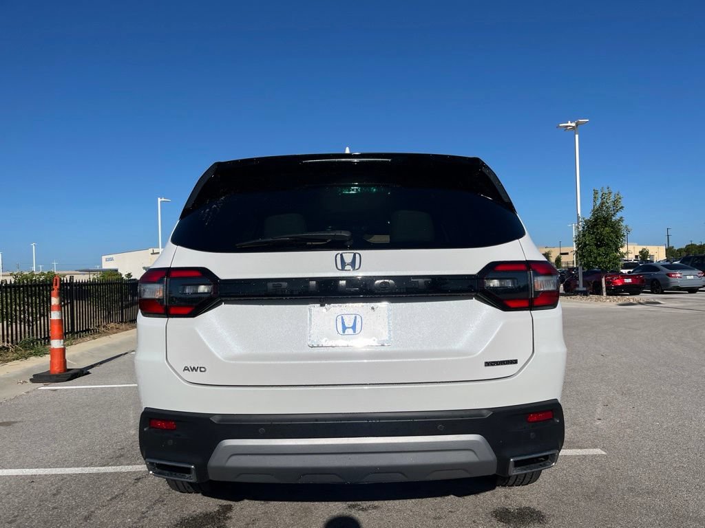 Certified 2025 Honda Pilot Touring image 5