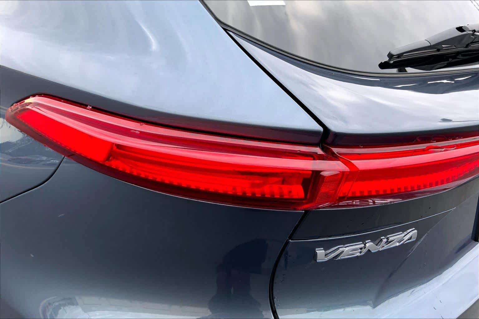 Used 2021 Toyota Venza LE AWD/4WD image 28
