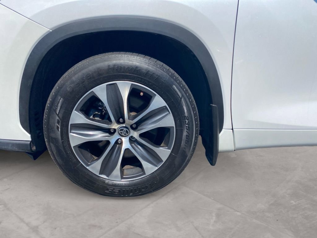 Used 2023 Toyota Highlander XLE AWD/4WD image 14