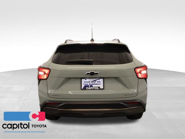 Used 2025 Chevrolet Trax ACTIV w/ Sunroof Package FWD image 3