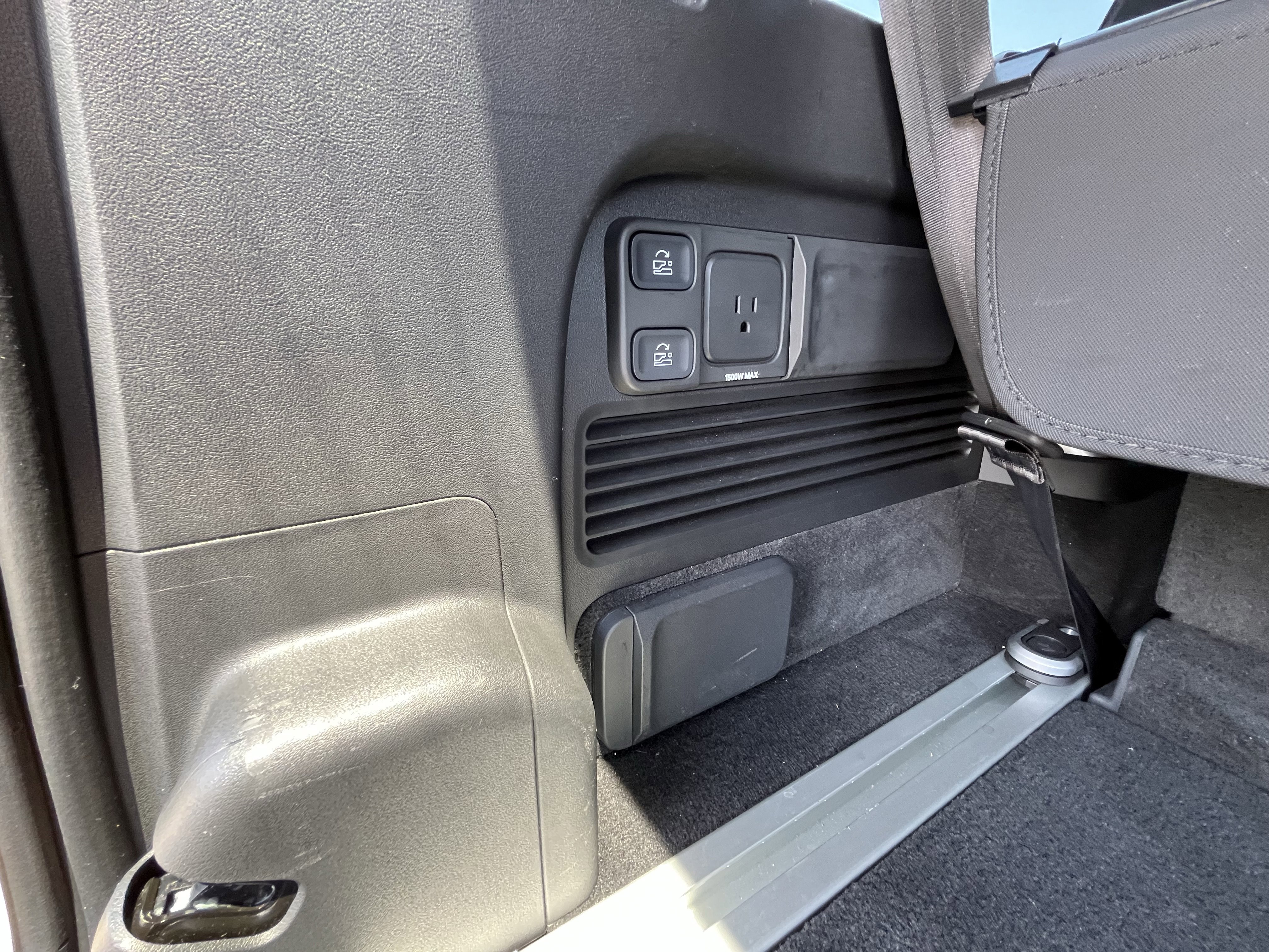 Used 2024 Rivian R1S Adventure AWD/4WD image 32