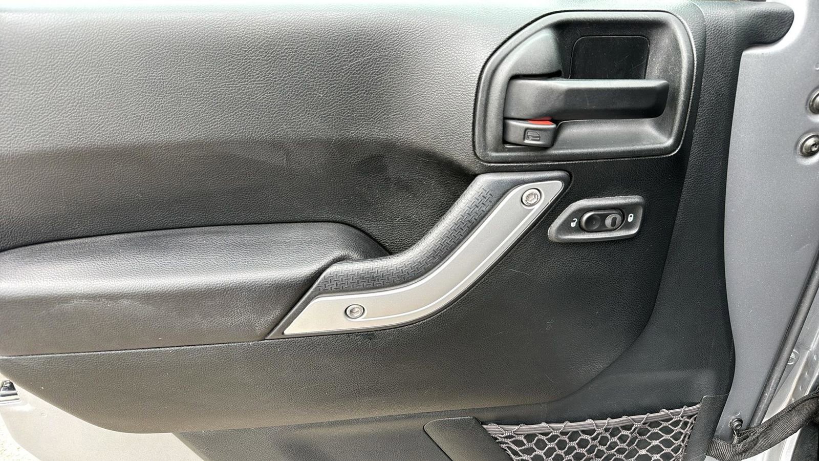 Used 2018 Jeep Wrangler Unlimited Sahara image 12