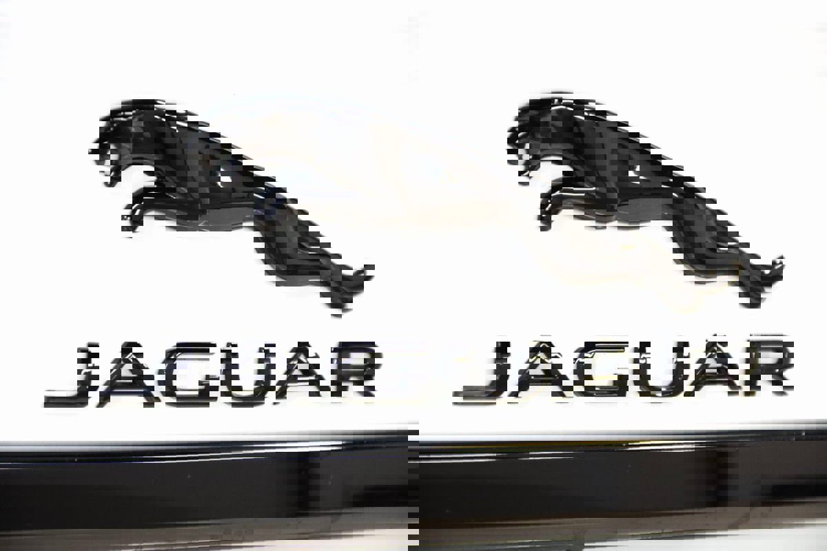 Used 2021 Jaguar XF R-Dynamic SE image 13