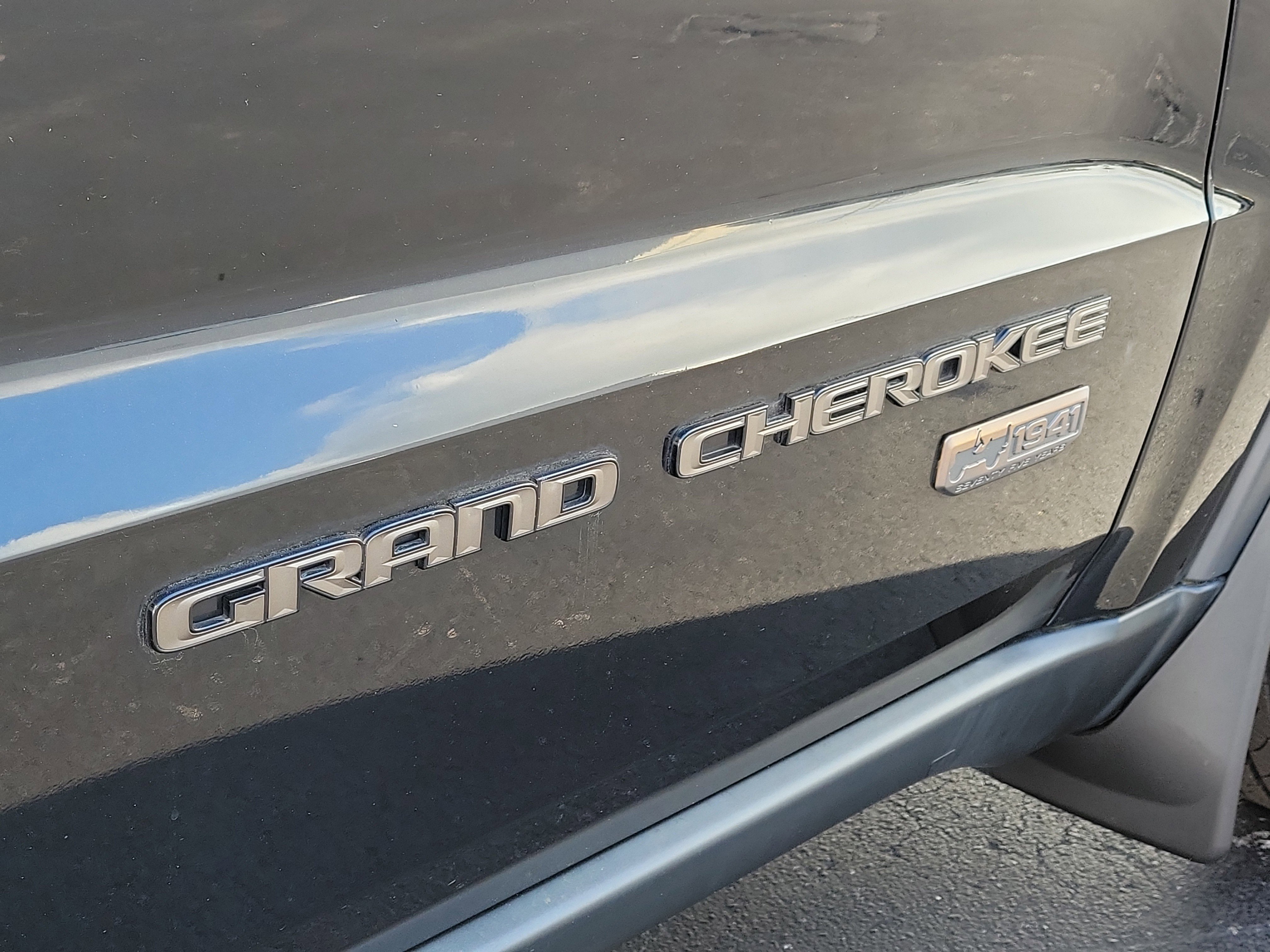 Used 2017 Jeep Grand Cherokee Laredo image 6