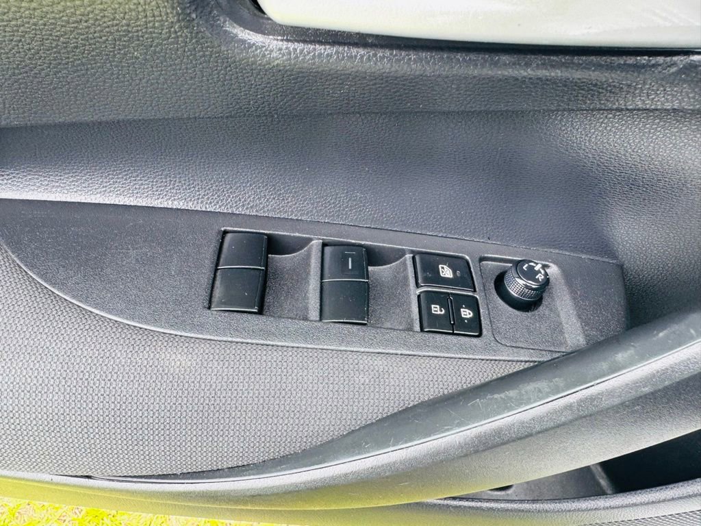 Used 2021 Toyota Corolla LE FWD image 5