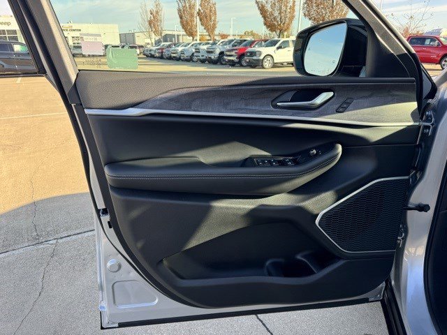 New 2025 Jeep Grand Cherokee Limited image 8