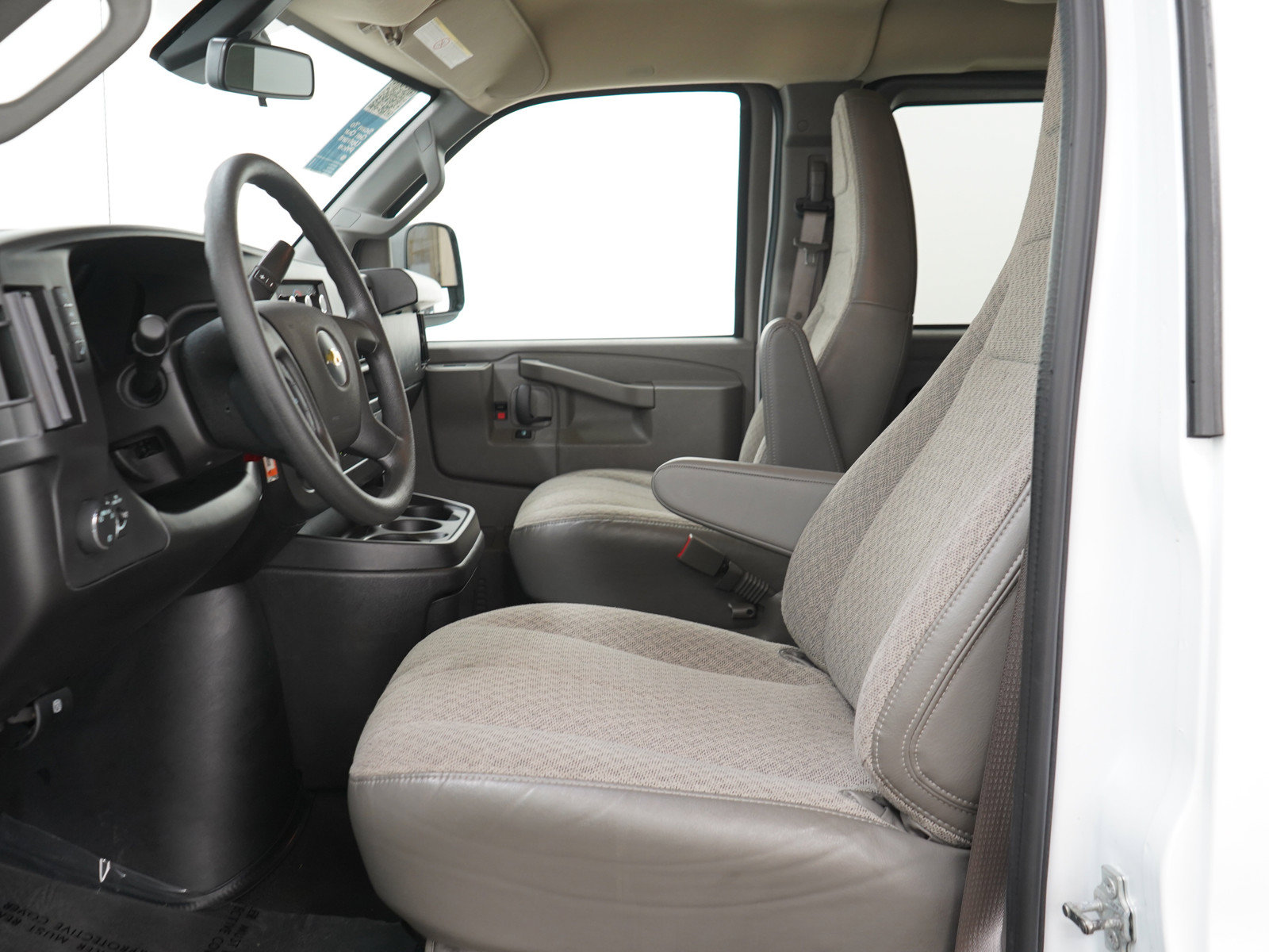 Used 2025 Chevrolet Express 3500 LT w/ LT Preferred Equipment Group RWD image 18