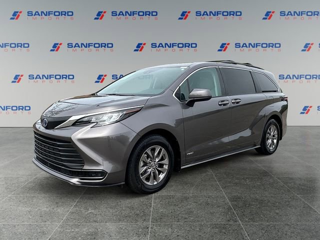 Used 2021 Toyota Sienna LE image 1