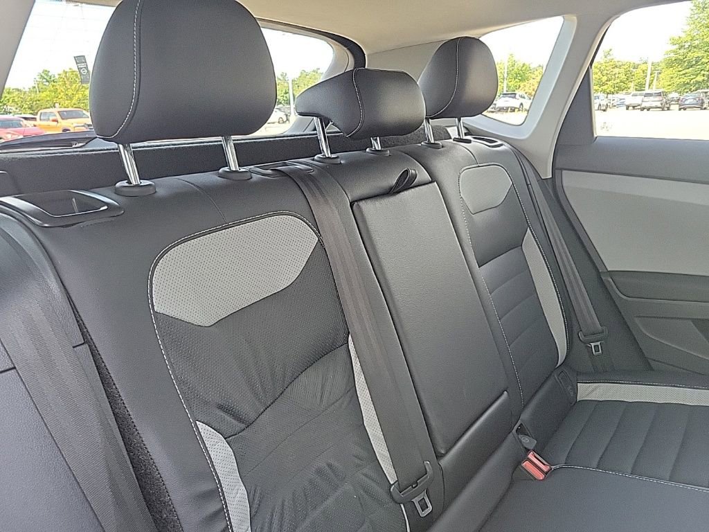 Used 2022 Volkswagen Taos SEL w/ Panoramic Sunroof Package image 14
