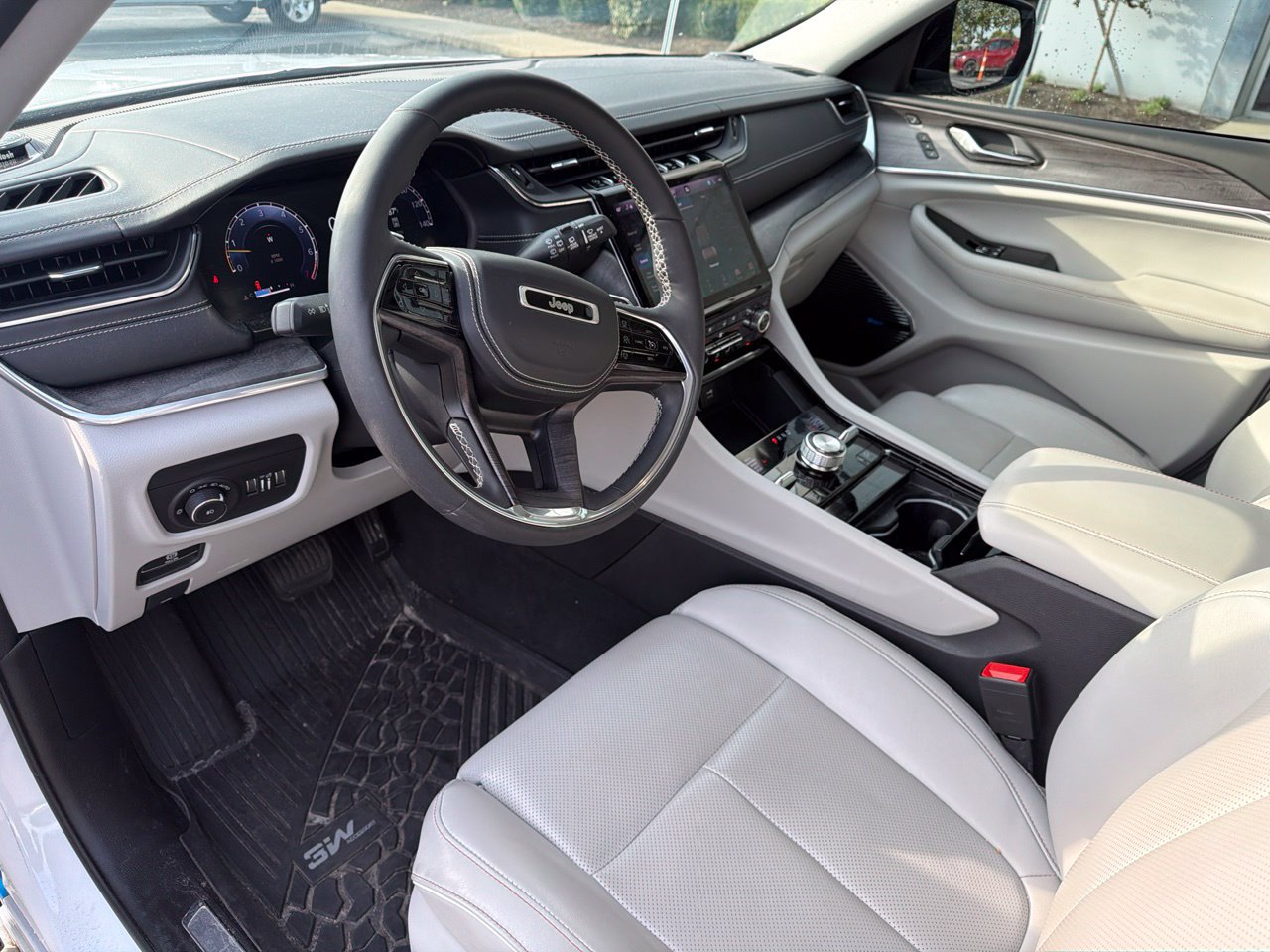 Used 2023 Jeep Grand Cherokee Overland w/ Luxury Tech Group IV AWD/4WD image 13