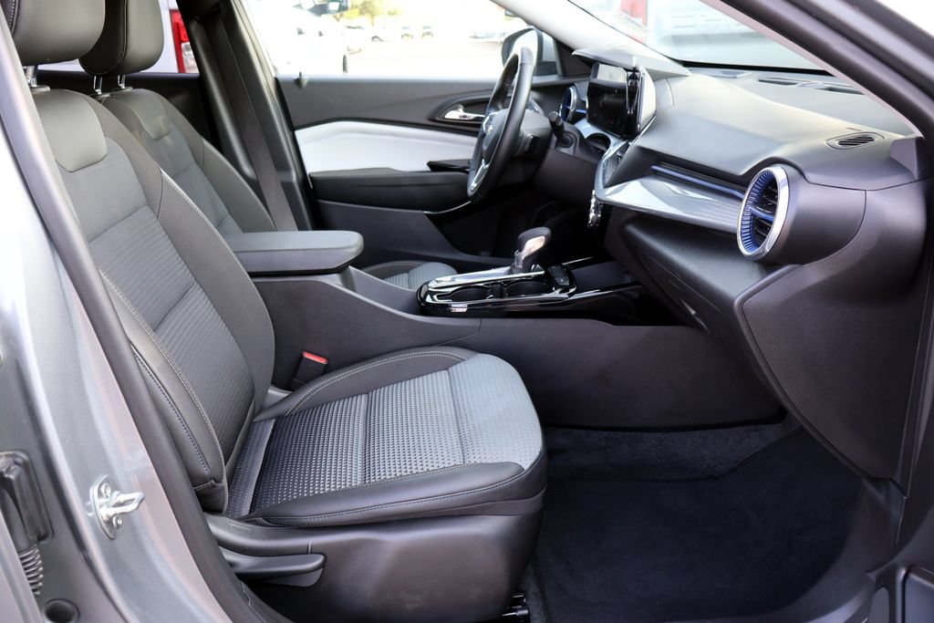 Used 2025 Chevrolet Trax LT w/ LT Convenience Package FWD image 22